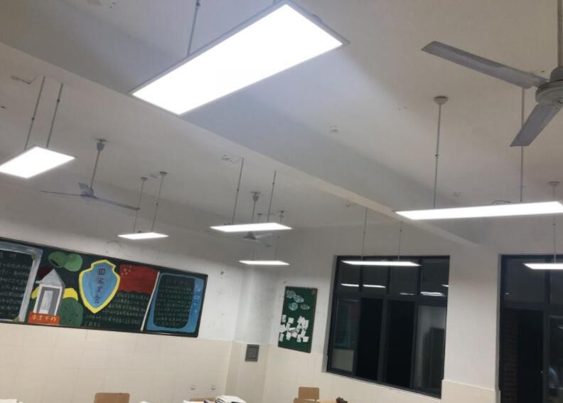 What kind of space is suitable for the classroom lamp to be installed in